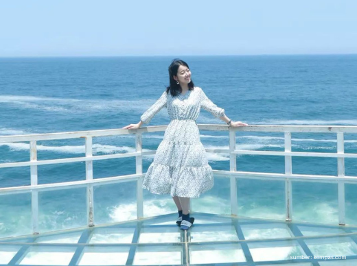 teras kaca pantai nguluran