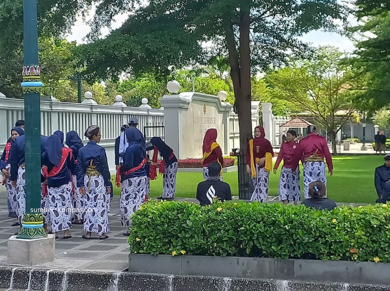 foto pakaian jawa di malioboro